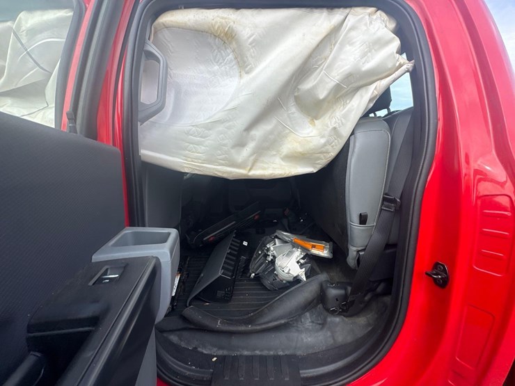 2022-ford-f150-xl-image-12