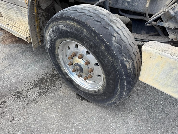 2018-peterbilt-567-image-15