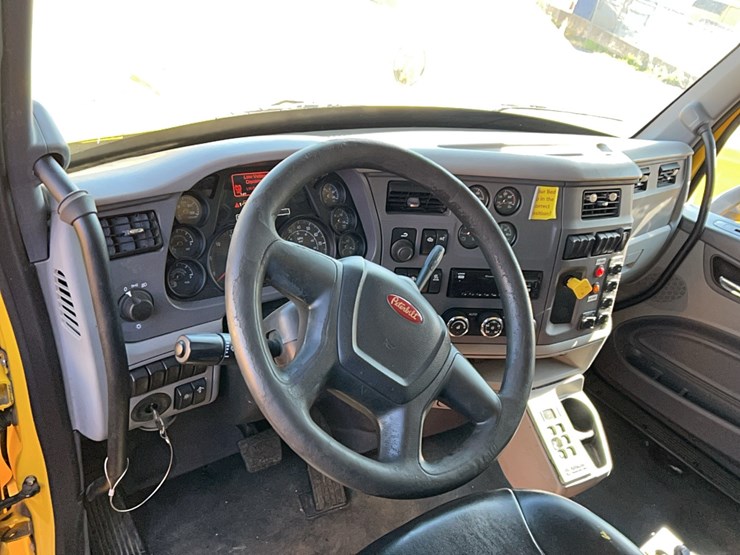 2017-peterbilt-567-image-8
