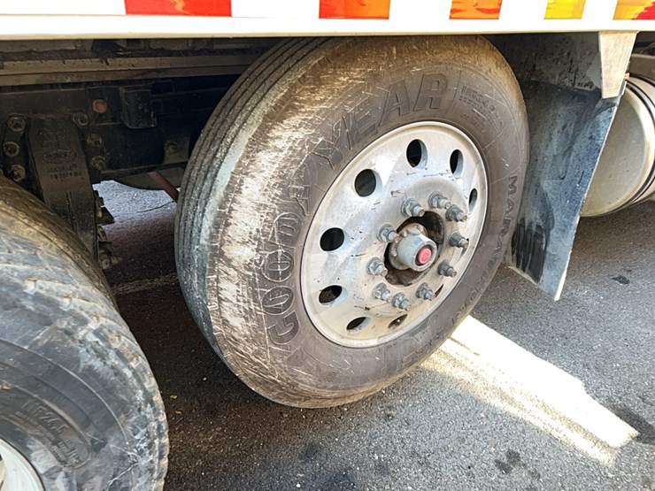 2017-peterbilt-567-image-17