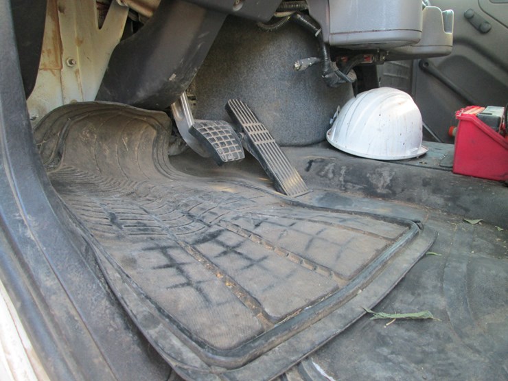 2016-freightliner-108sd-image-35