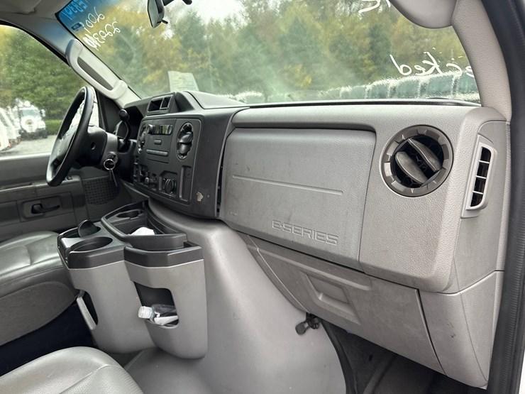 2009-ford-e350-image-32