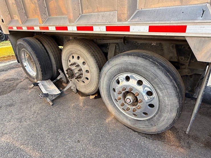 2018-peterbilt-567-image-16