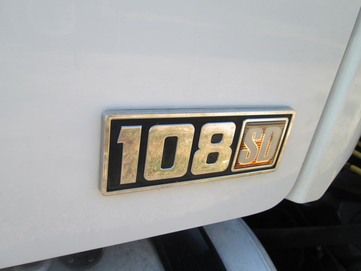 2016-freightliner-108sd-image-19