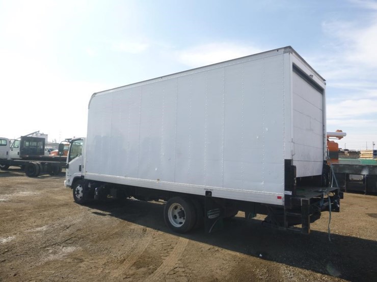 2017-isuzu-nqr-image-4