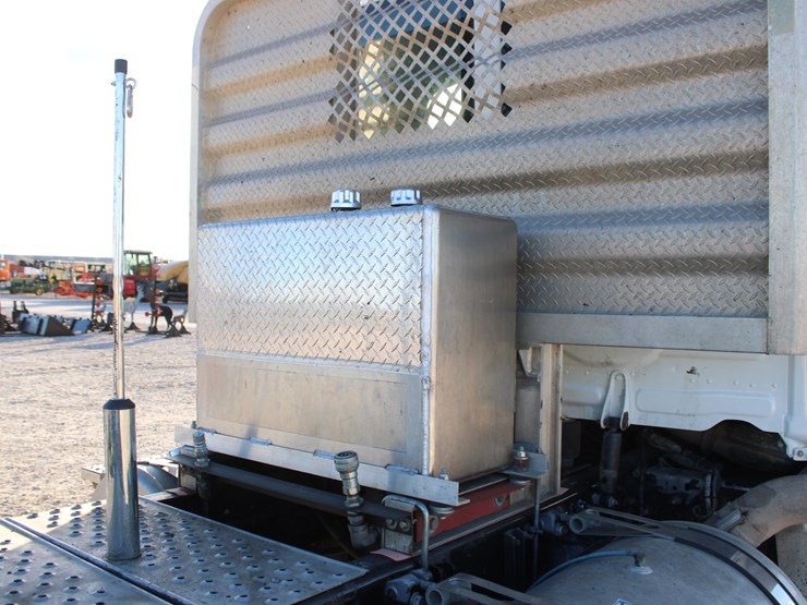 2016-freightliner-cascadia-125-image-28