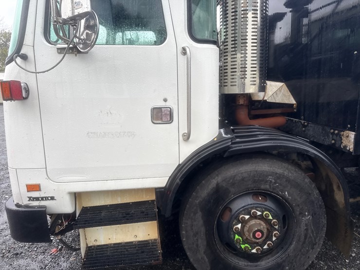 2012-autocar-acx64-image-9