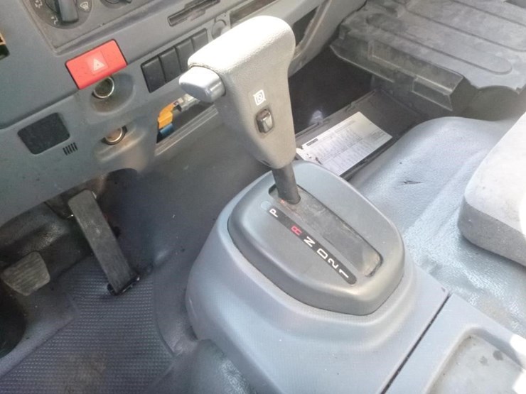 2017-isuzu-nqr-image-15