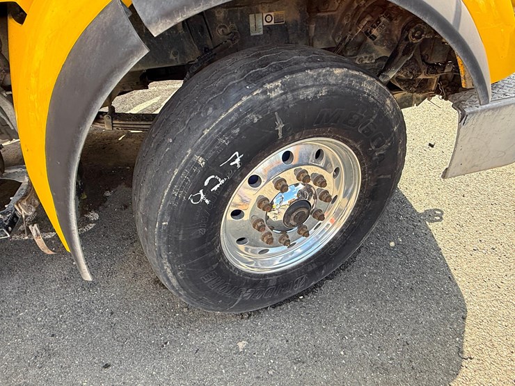 2018-peterbilt-567-image-15