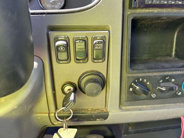 2017-peterbilt-348-image-16