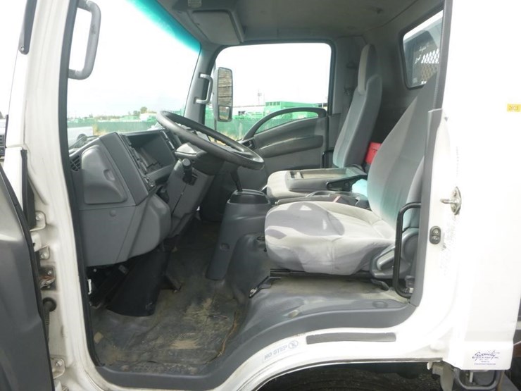 2018-isuzu-nrr-image-14