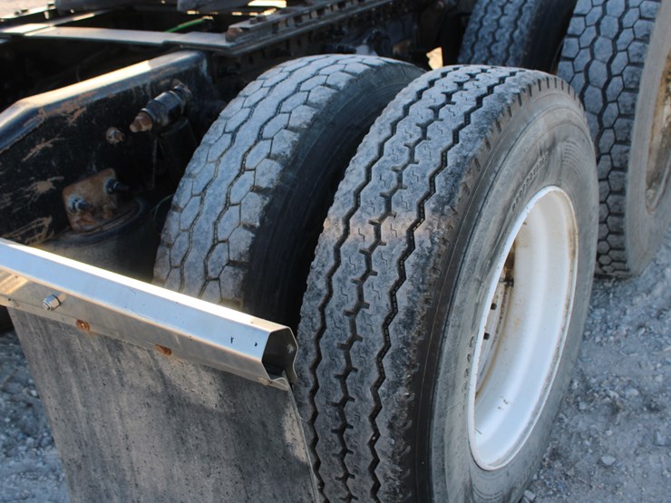 2016-freightliner-cascadia-125-image-21