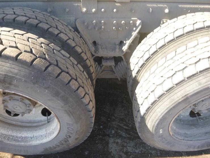 2009-sterling-lt9500-image-25