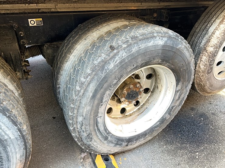 2017-peterbilt-567-image-16