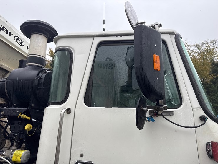 2015-autocar-acx64-image-47