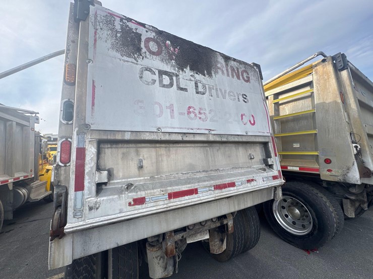 2017-peterbilt-567-image-5