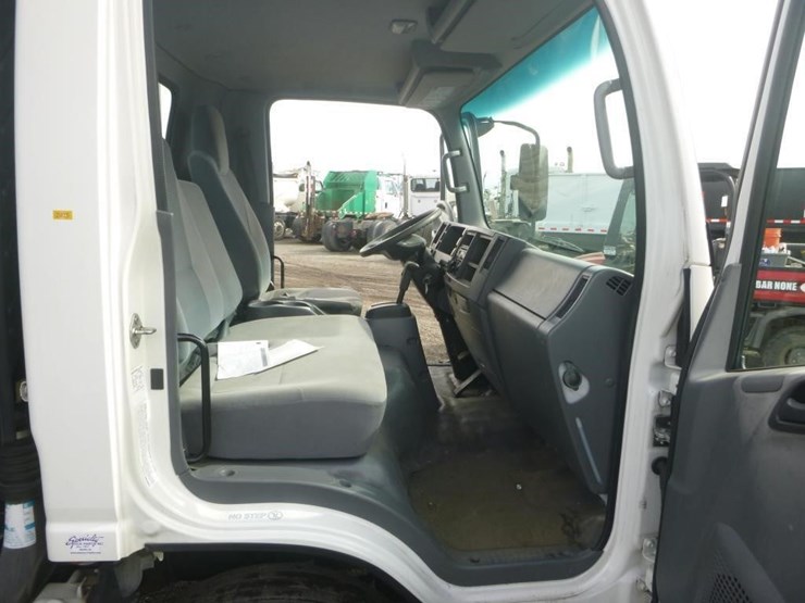 2018-isuzu-nrr-image-11