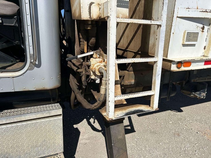 2017-peterbilt-348-image-29