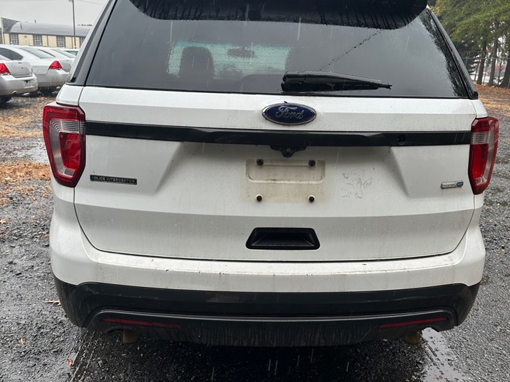 2016-ford-explorer-image-13