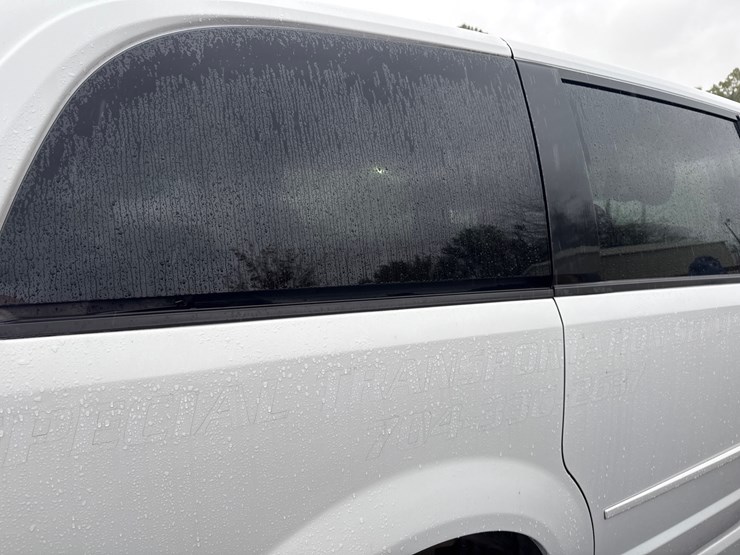 2014-dodge-caravan-image-23