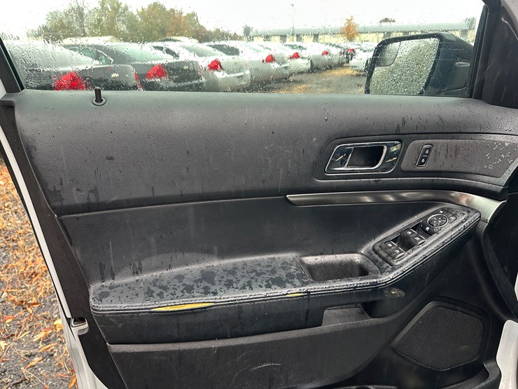 2016-ford-explorer-image-31