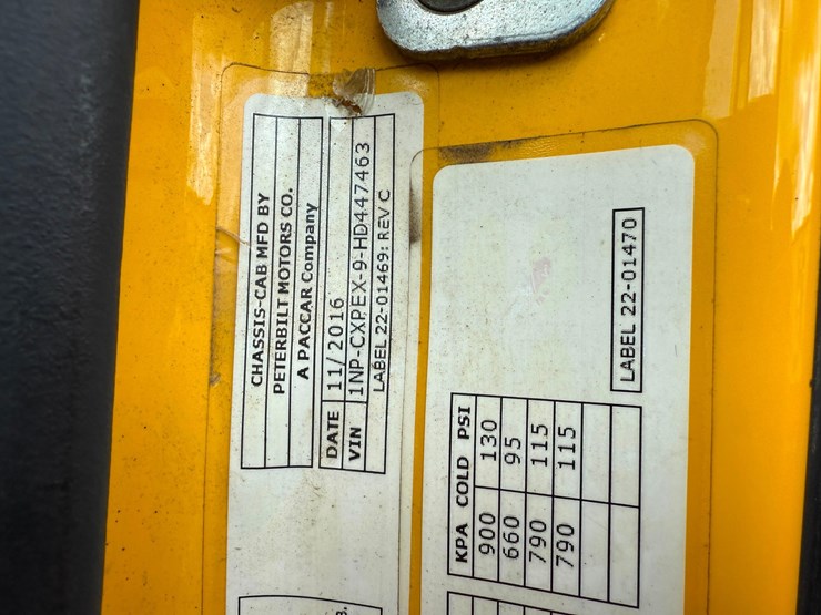 2017-peterbilt-567-image-18