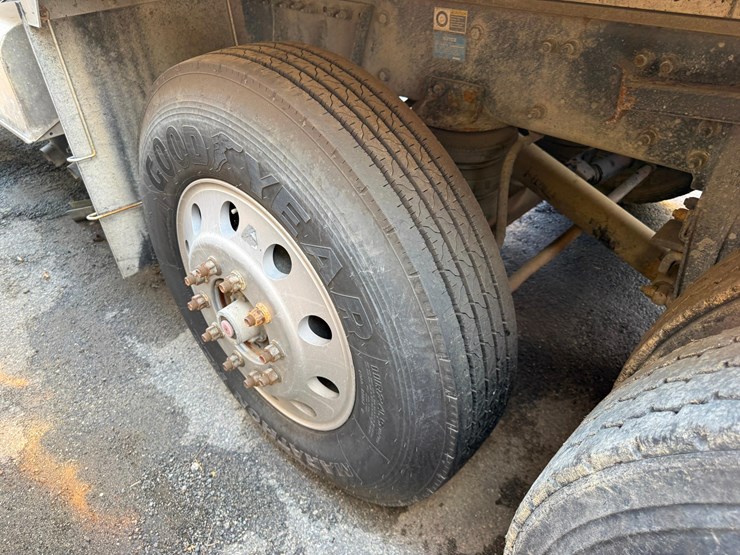 2018-peterbilt-567-image-8