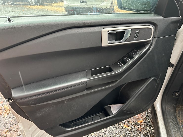 2021-ford-explorer-image-19