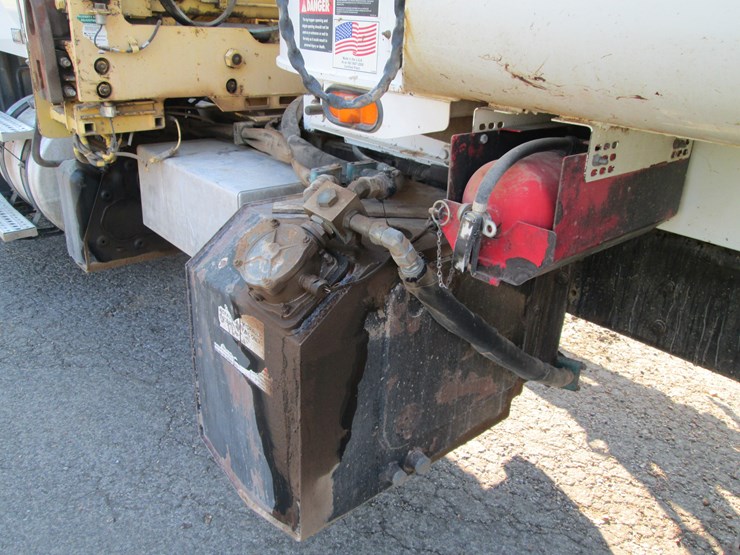 2016-freightliner-108sd-image-11