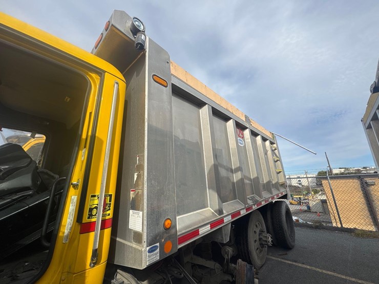 2017-peterbilt-567-image-15