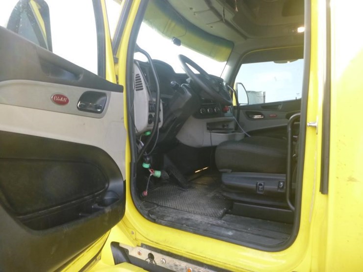 2024-peterbilt-579-image-13