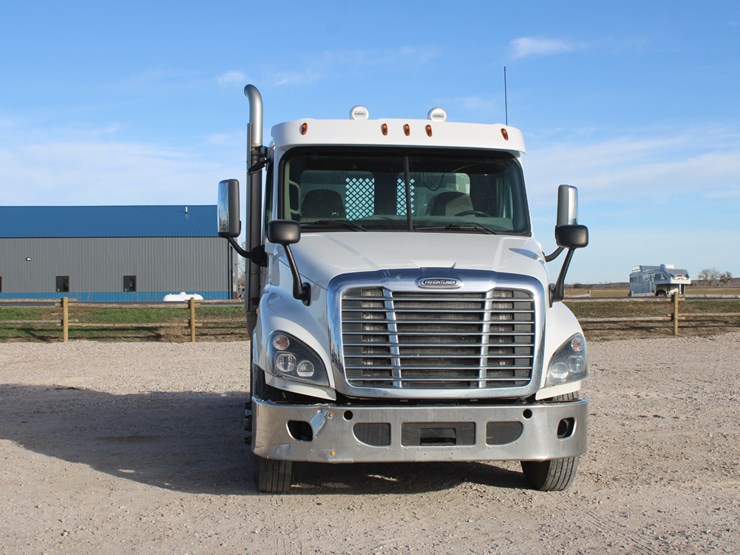 2016-freightliner-cascadia-125-image-2