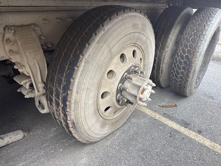 2017-peterbilt-567-image-8