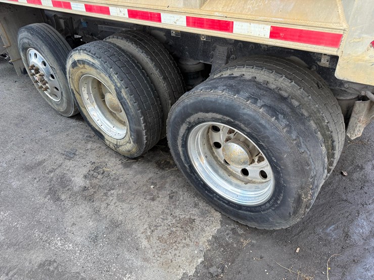 2018-peterbilt-567-image-17