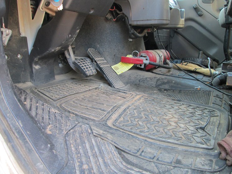 2016-freightliner-108sd-image-40