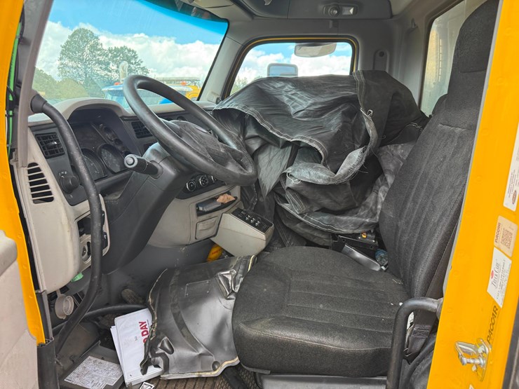 2018-peterbilt-567-image-10