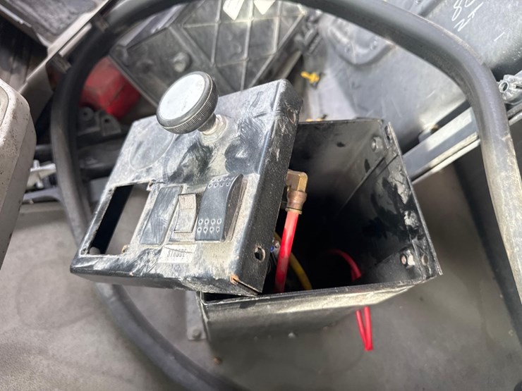 2017-peterbilt-567-image-19