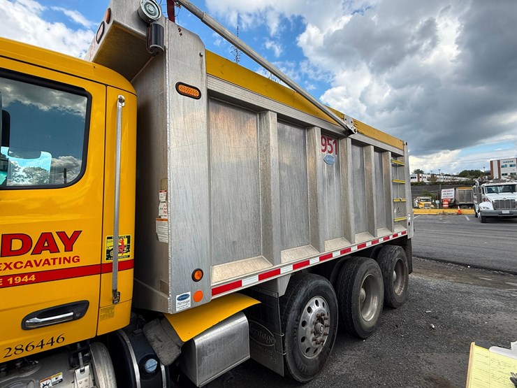 2018-peterbilt-567-image-11