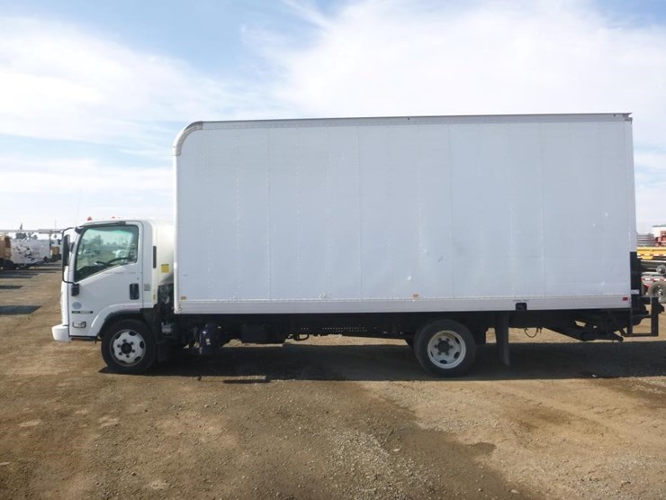 2017-isuzu-nqr-image-5