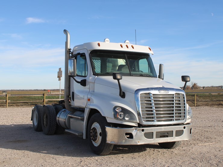 2016-freightliner-cascadia-125-image-3