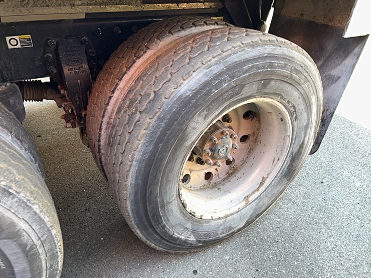 2017-peterbilt-567-image-12