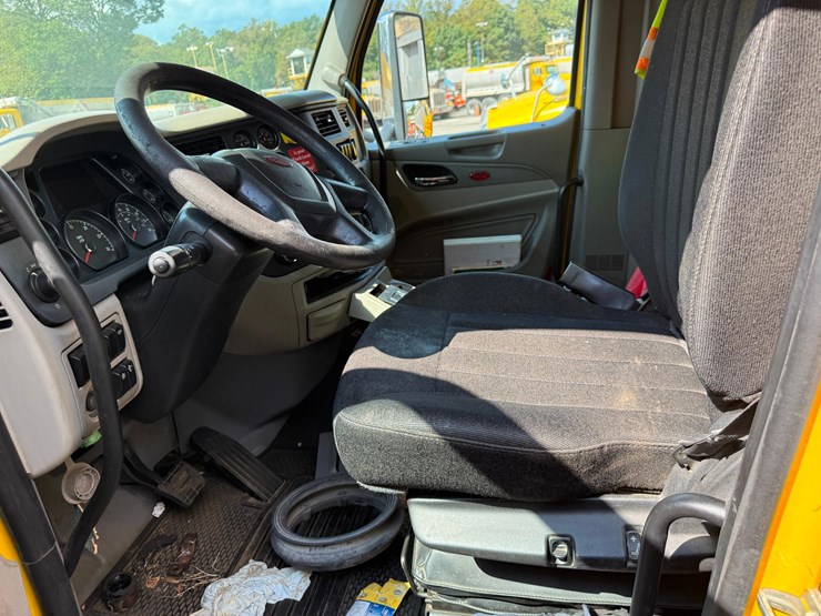 2018-peterbilt-567-image-11