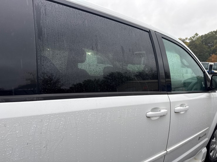 2014-dodge-caravan-image-25