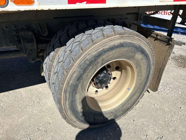 2017-peterbilt-348-image-32