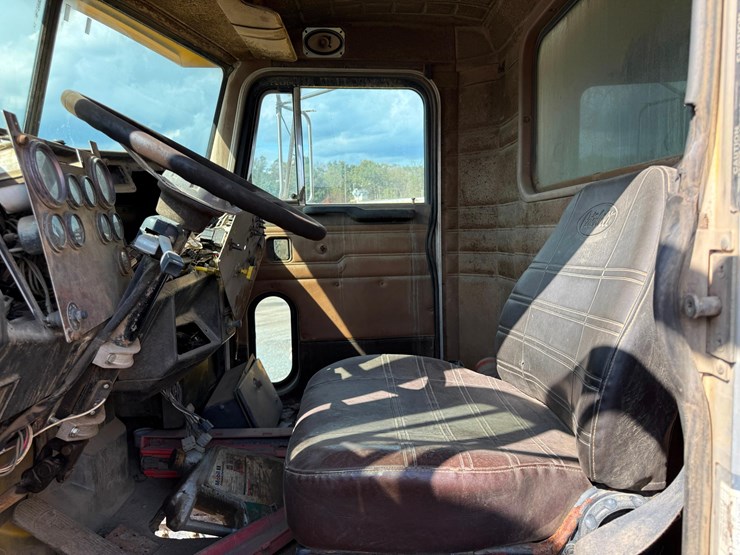 1997-peterbilt-378-image-10