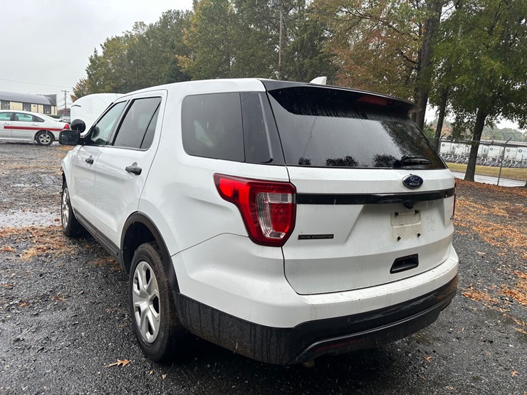 2016-ford-explorer-image-14