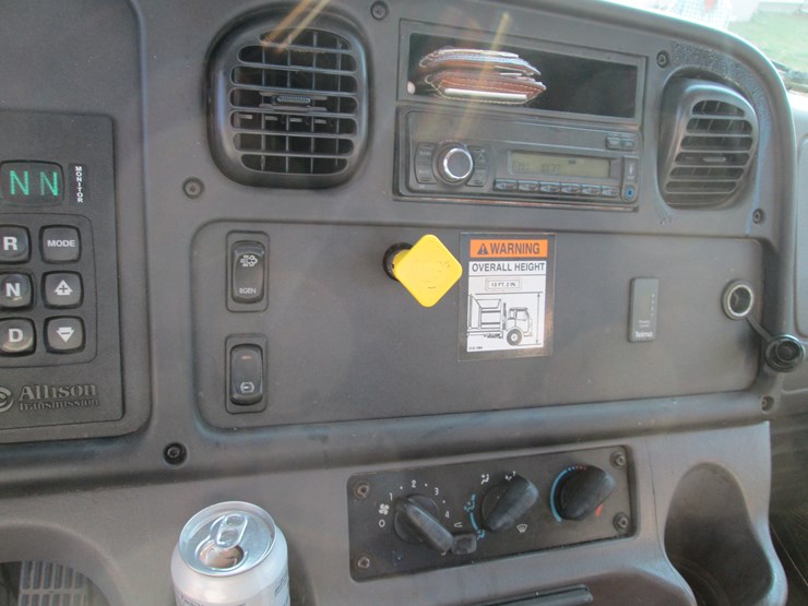 2016-freightliner-108sd-image-40