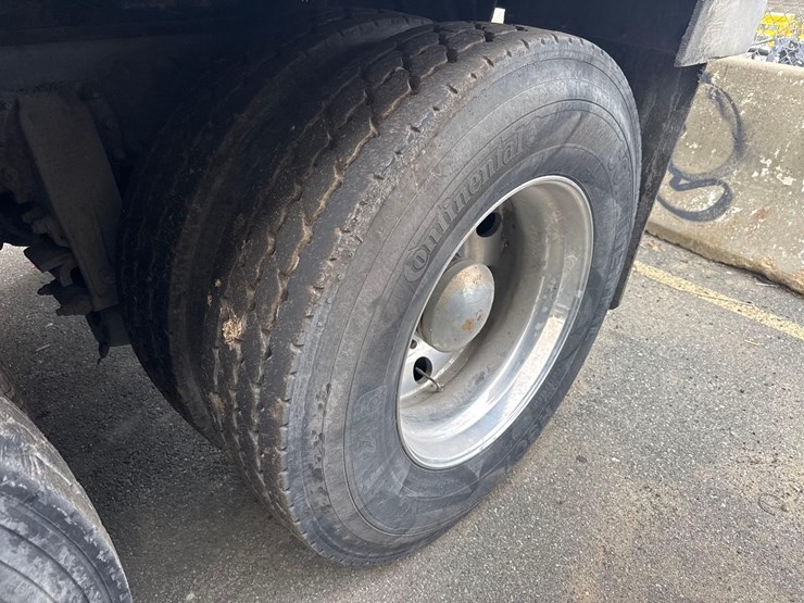 2017-peterbilt-567-image-6