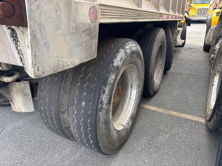 2017-peterbilt-567-image-11