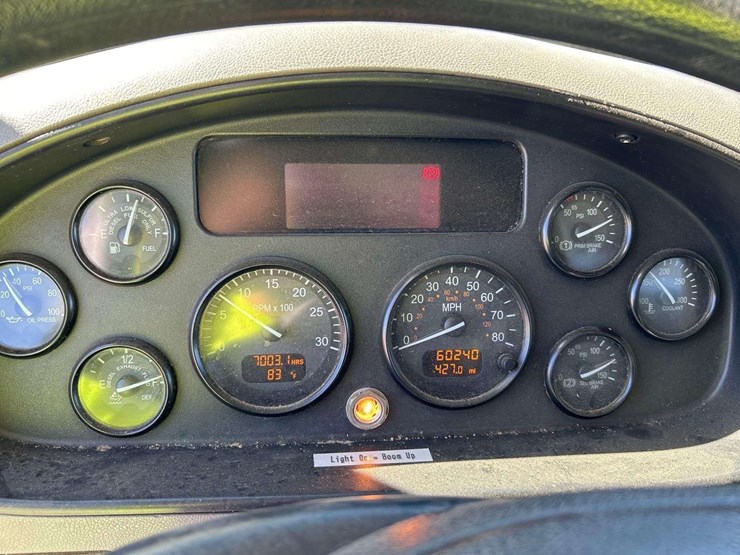 2017-peterbilt-348-image-13